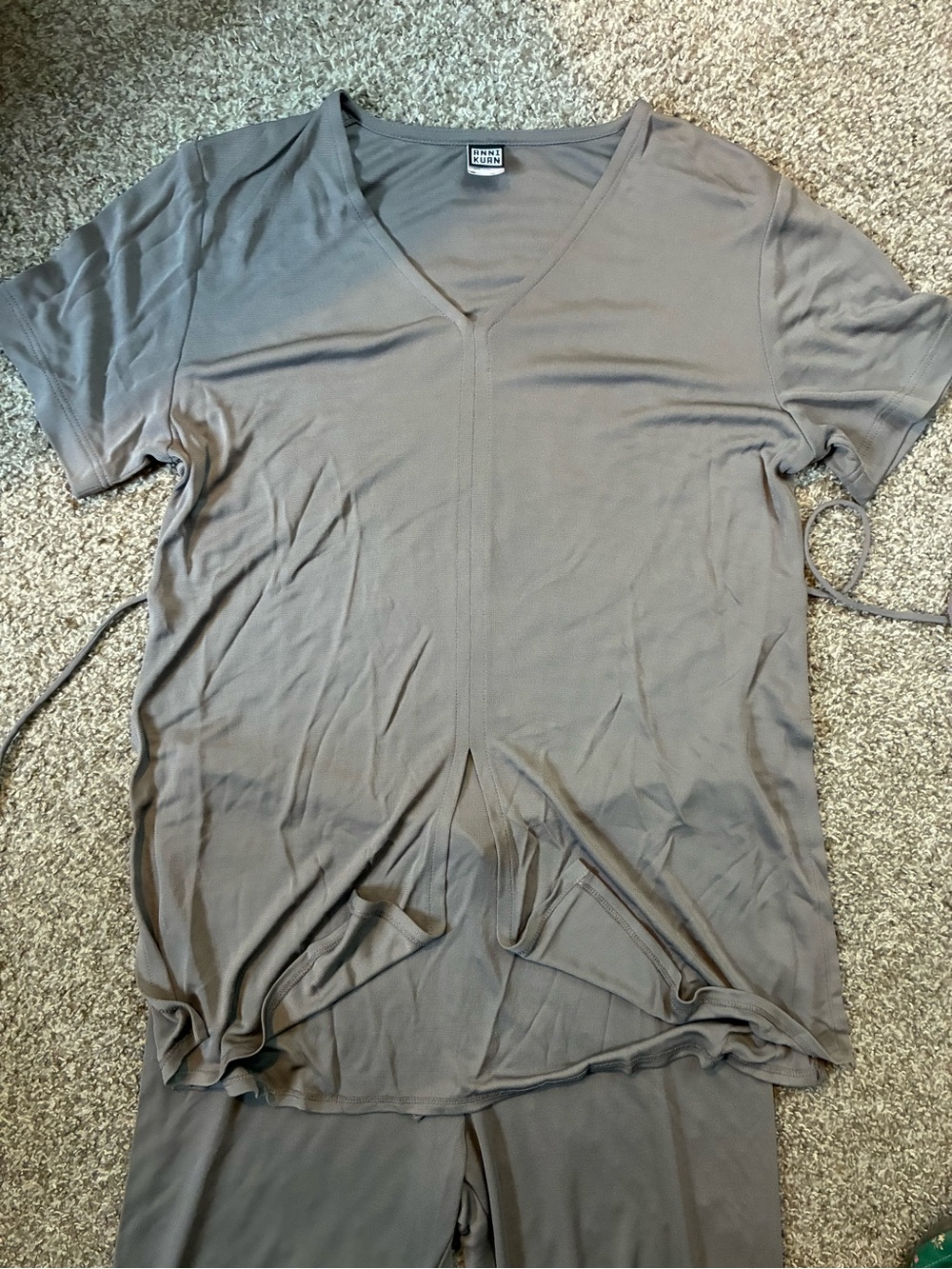 ANNI KUAN Short Sleeve V-Neck Top and matching pants. large.
